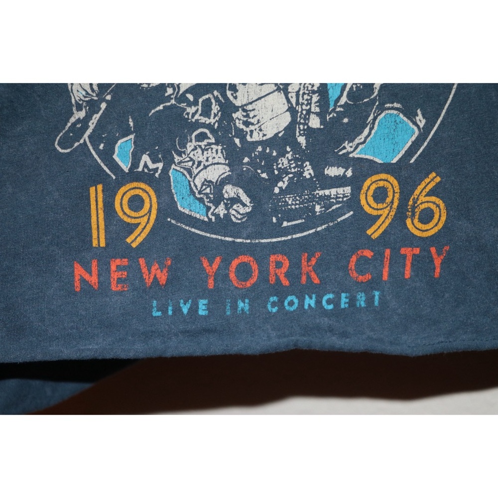 KISS Women’s Vneck Graphic Tee - Picture 5 of 6